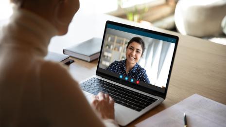 To personer avholdet en videosamtale