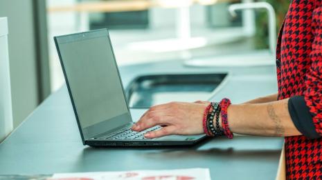 Person jobber på pc 