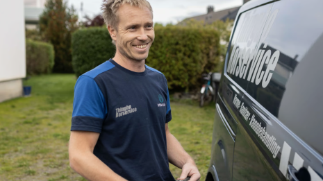 Elektriker Ole-Morten Thingbø med arbeidsbilen sin