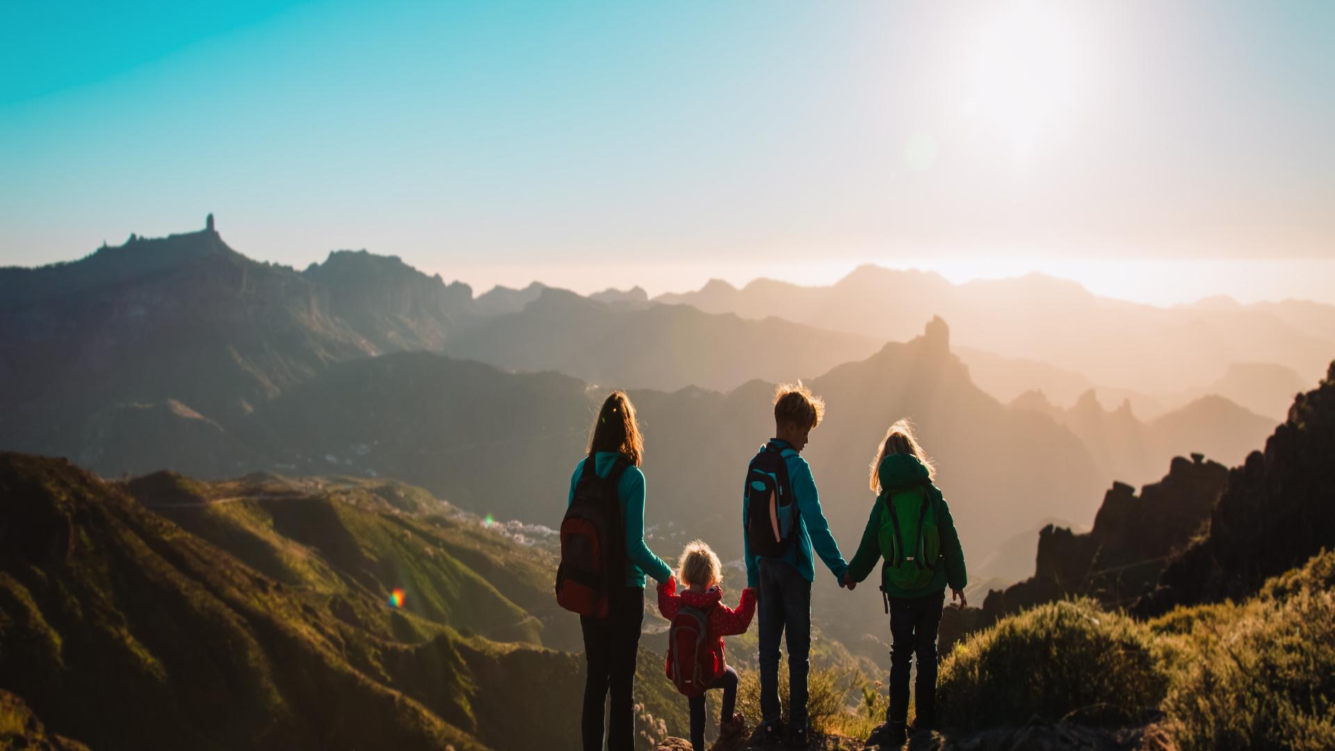 Familie på fjelltur 