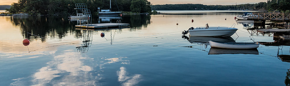 Forskjellige typer båter som ligger på vannet