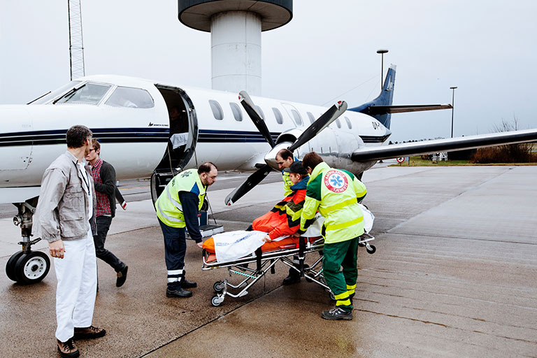 Carsten føres inn på et lite fly med båre