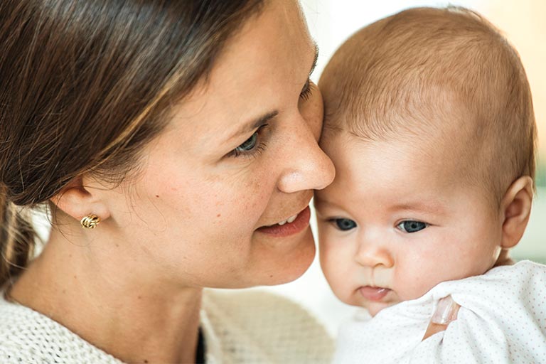 Mor og baby, illustrasjon til barneforsikring som kan kjøpes i Tryg frem til barnet er 18 år