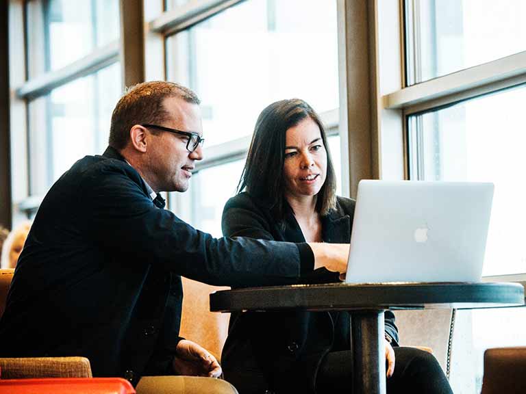 2 personer sjekker noe på datamaskin