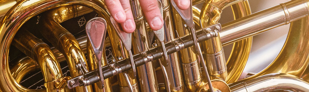 Bilde av en tuba som spilles på.
