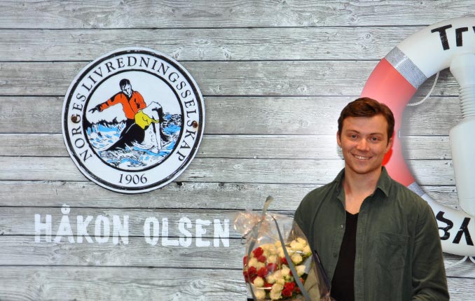 Ung mann med blomsterbukett og diplom