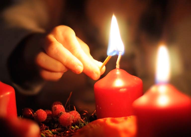 Røde stearinlys som tennes