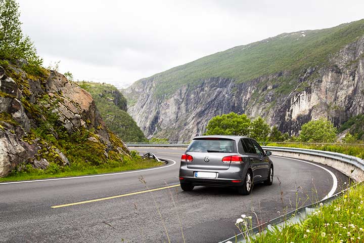Bil på veien i norsk fjelllandskap