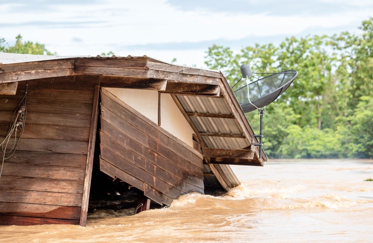 Hus revet vekk av flom
