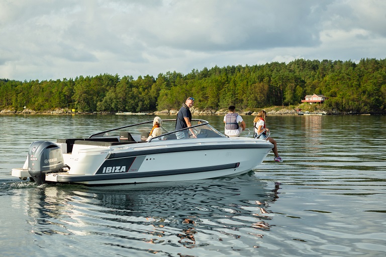 En femilie i båt på sjøen