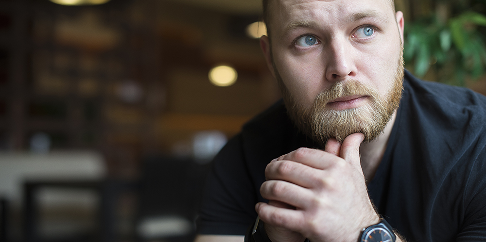 Bekymret mann med skjegg