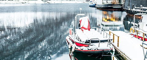 Båter som ligger til havn om vinteren