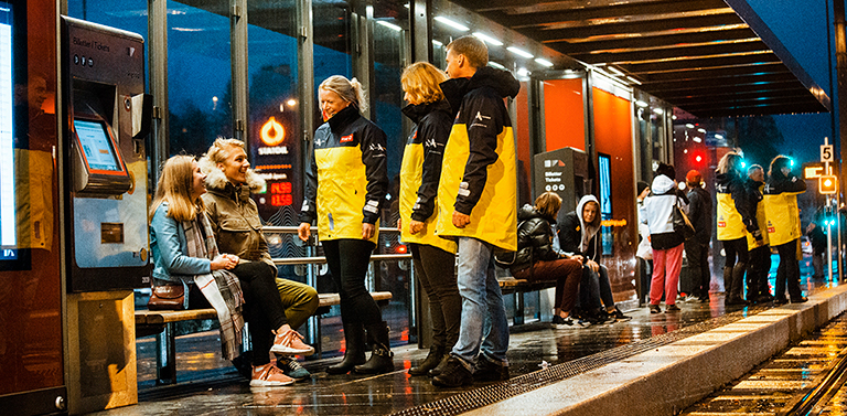 Natteravnene på et bybanestopp i Bergen