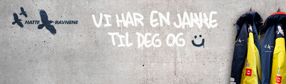 Natteravn-jakke henger på en grå vegg