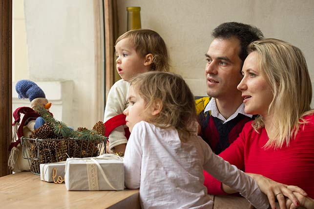 Familie ser ut vinduet