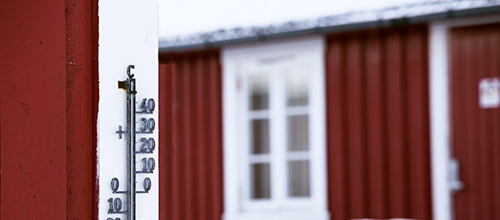 Rødt hus dekket av snø