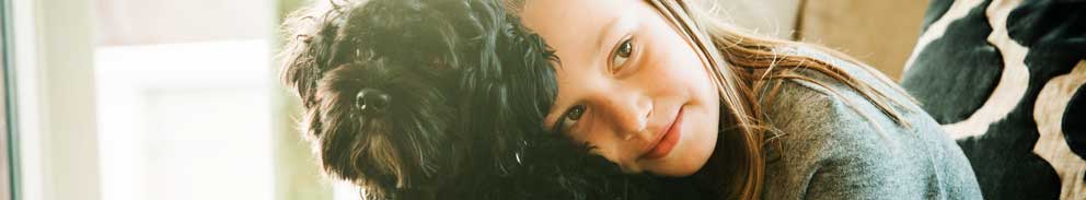 Jente klemmer hund