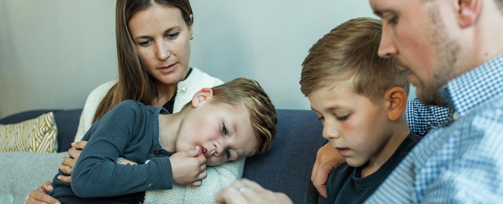 Familie sitter sammen
