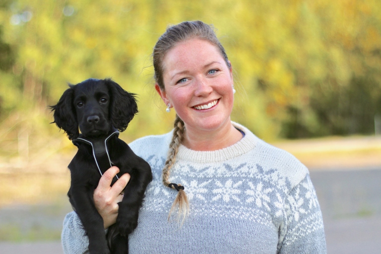 Hundetrener Maren Teien Rørvik holder en valp