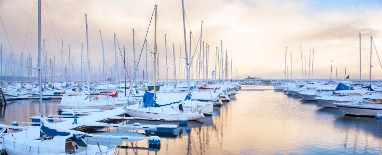 Havn med snødekte seilbåter