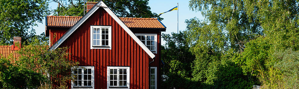 Rødt hus og grønne trær