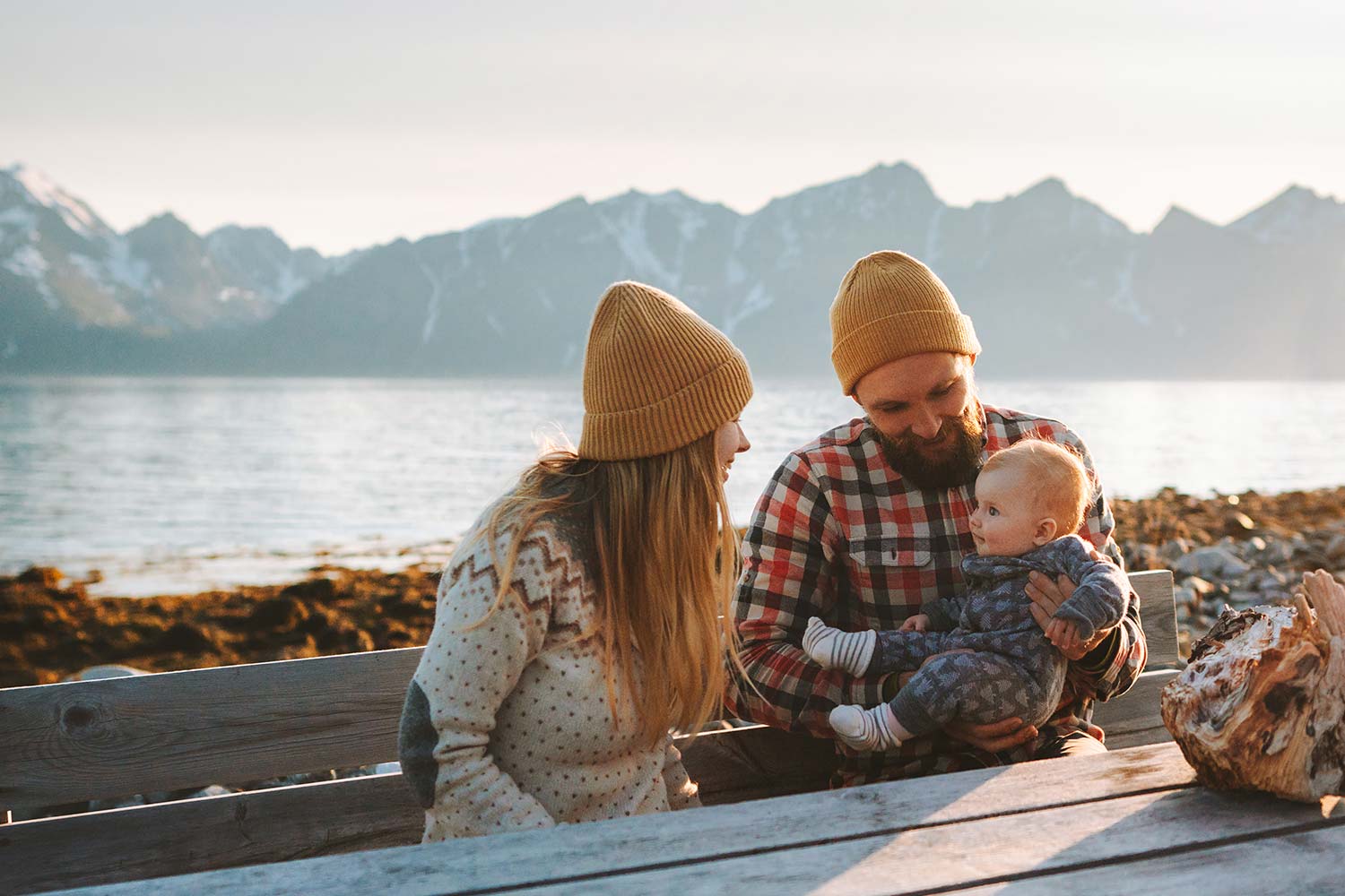 Familie ute ved vann