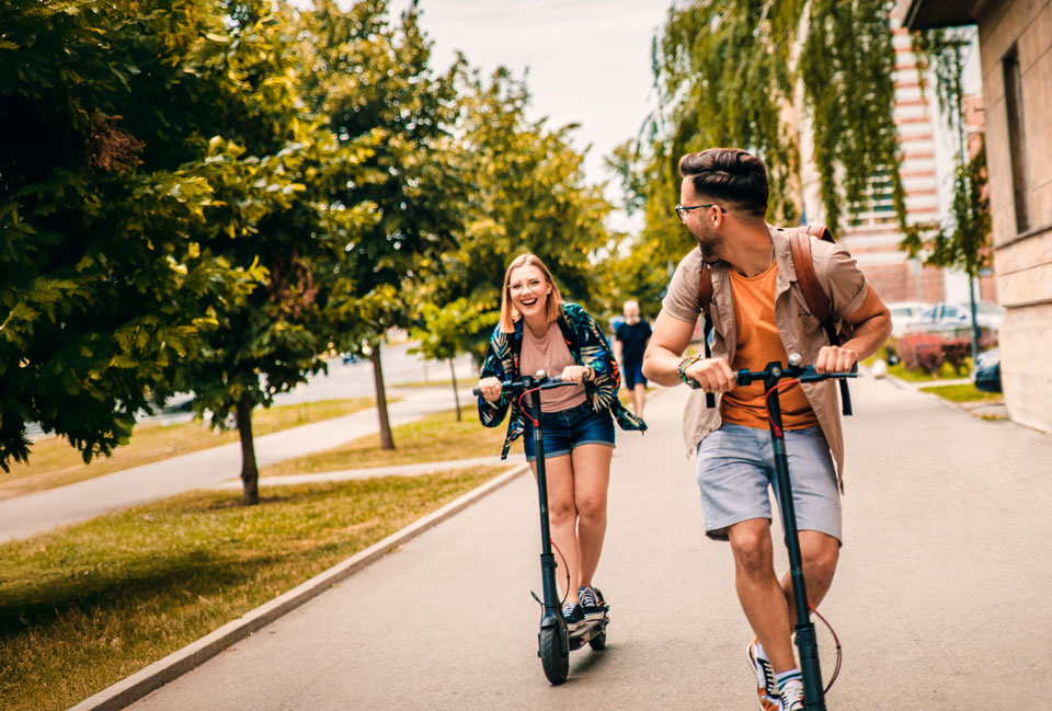to venner som kjører elsparkesykkel