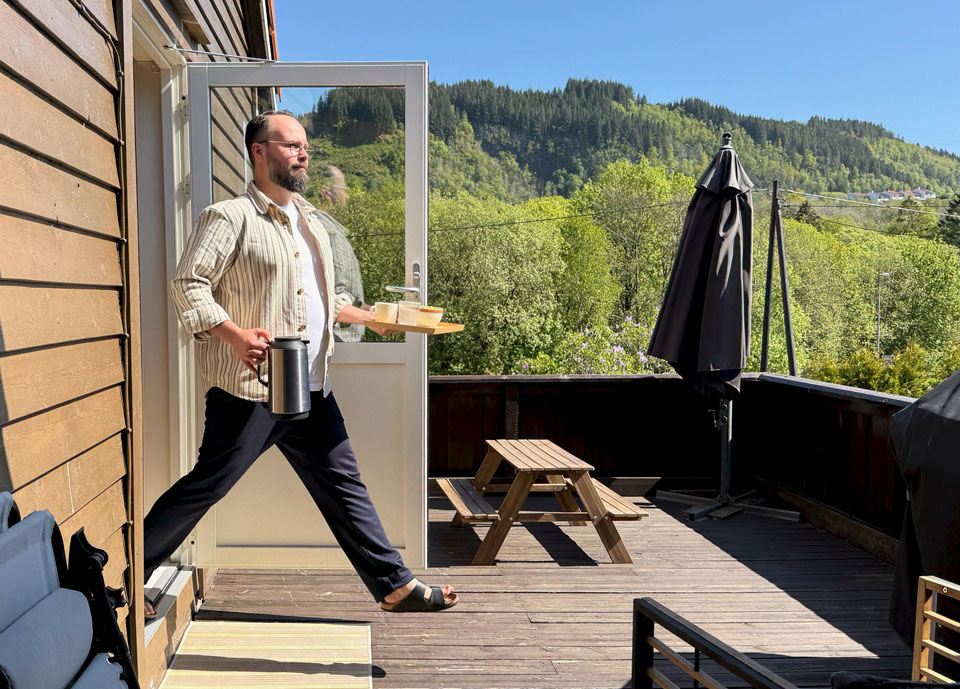 En mann som skal ta lunsjen i hagen på hjemmekontor