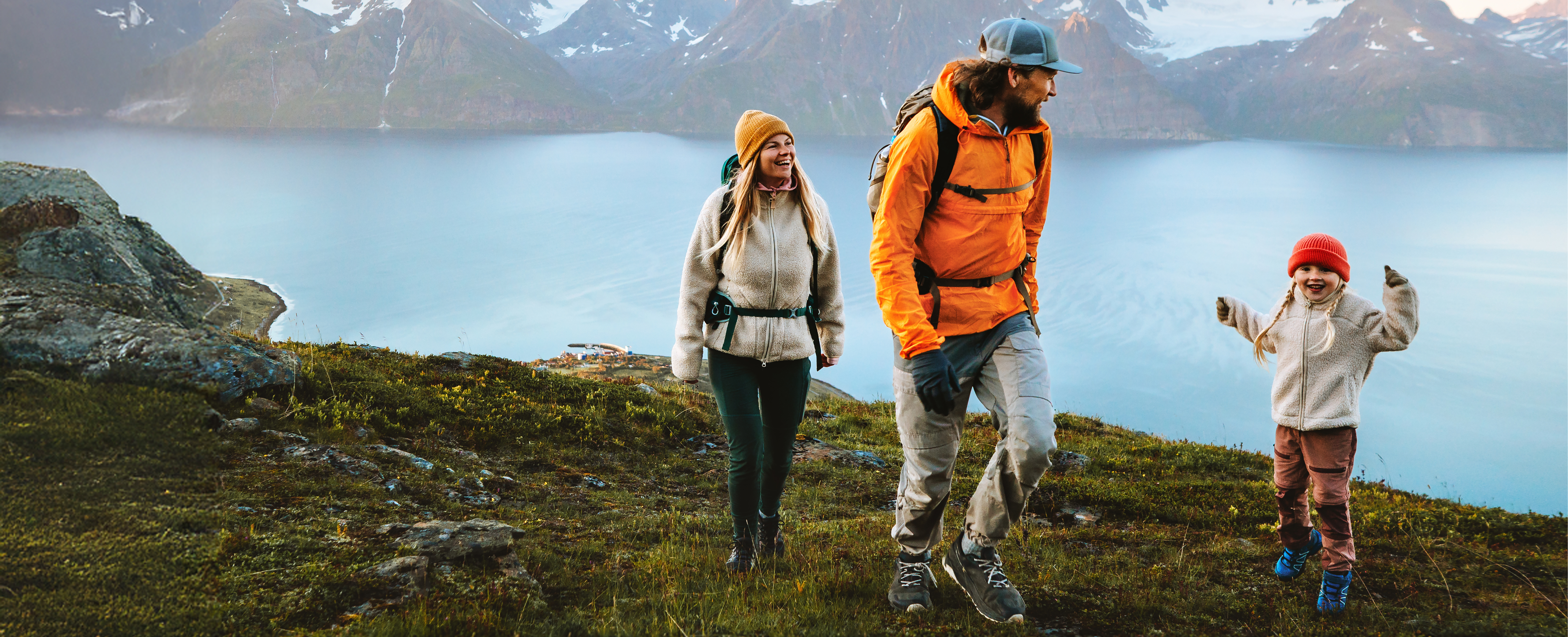 Familie med reiseforsikring på fjelltur