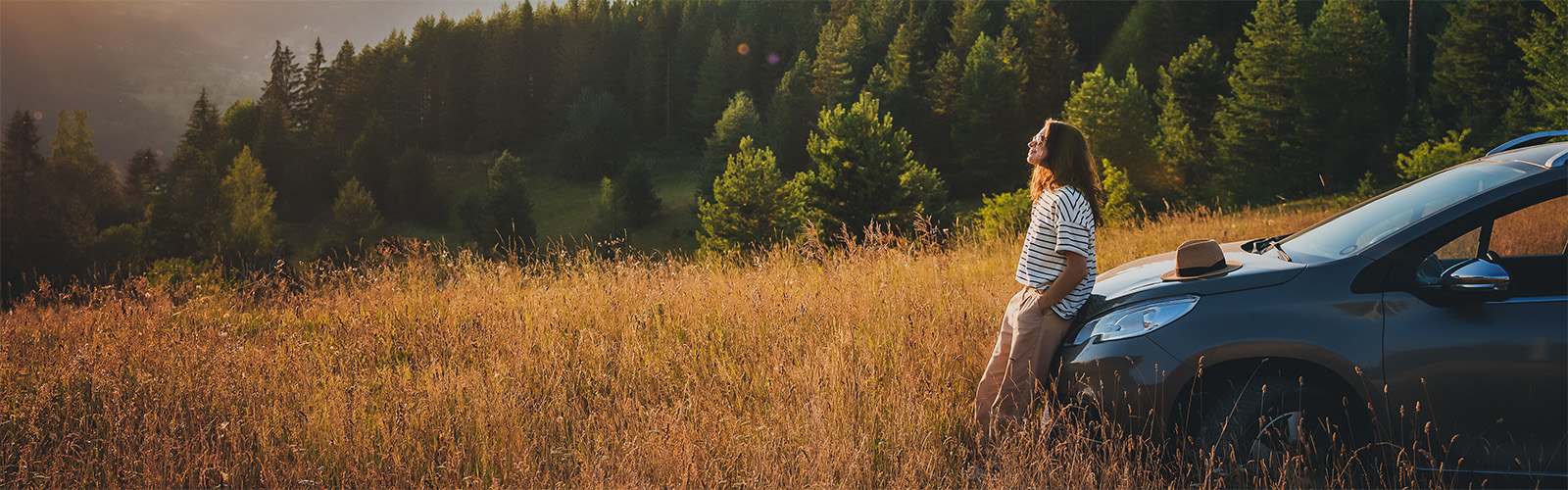 Dame med bilforsikring i høstsolen