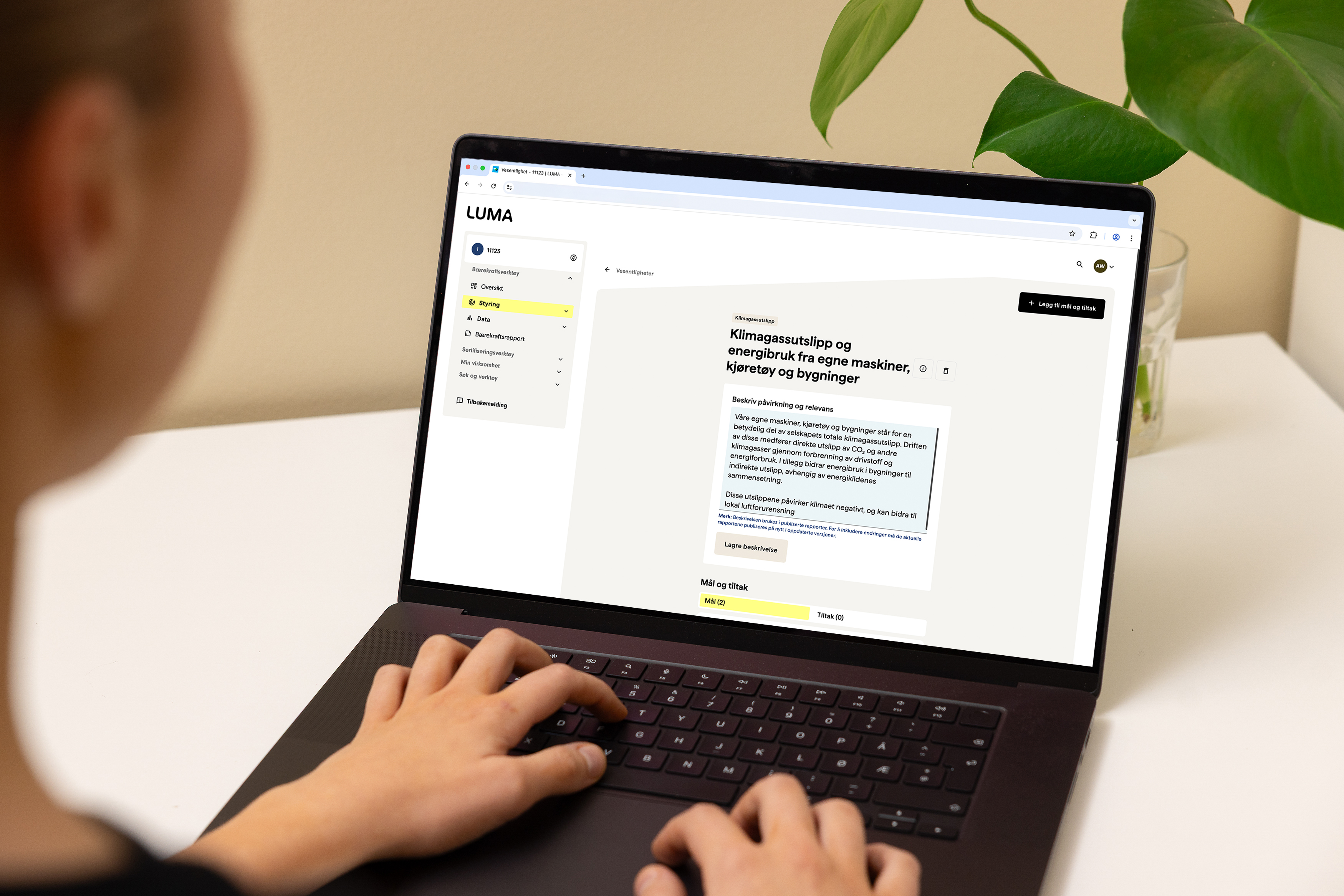 Person som er inne på en nettside om LUMA