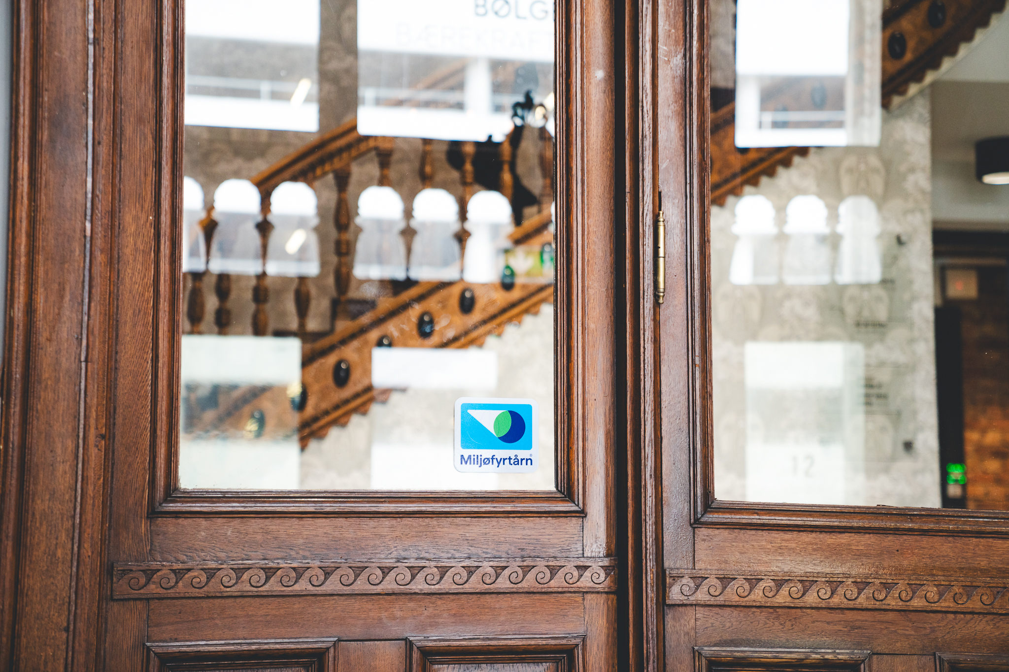 Inngangsdør med miljøfyrtårn-klistremerke