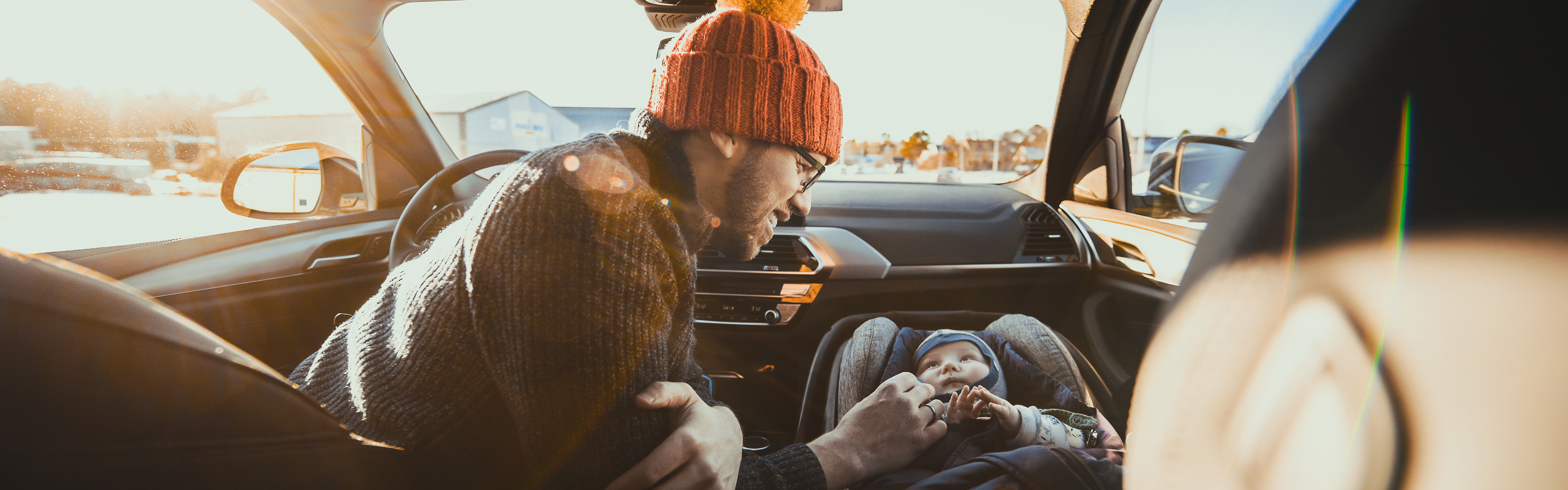 Mann og baby på biltur