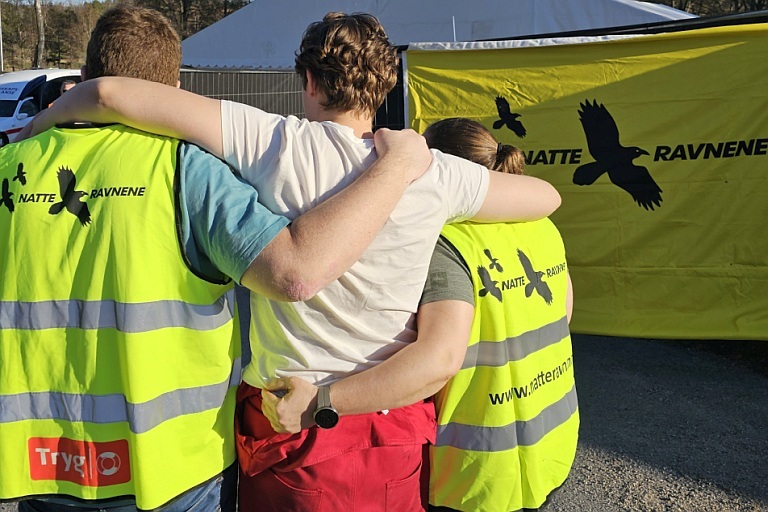 En russ får hjelp av to natteravner