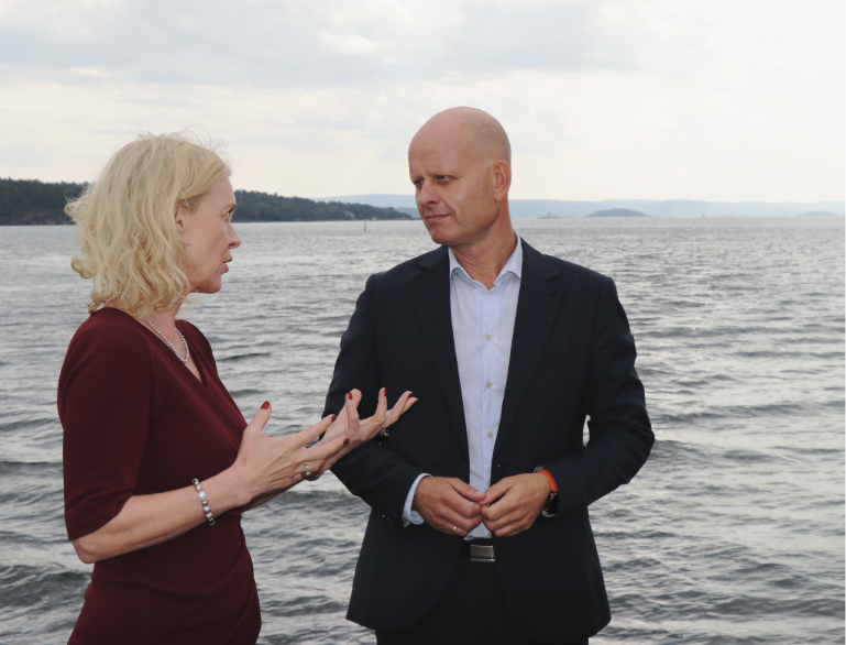 Knut Beckstrøm i Tryg og Ann-Kristin i Miljøfyrtårn snakker sammen