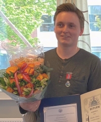 Aleksander Mæland hedres av Norges Livredningsselskap med blomster, medalje og diplom.