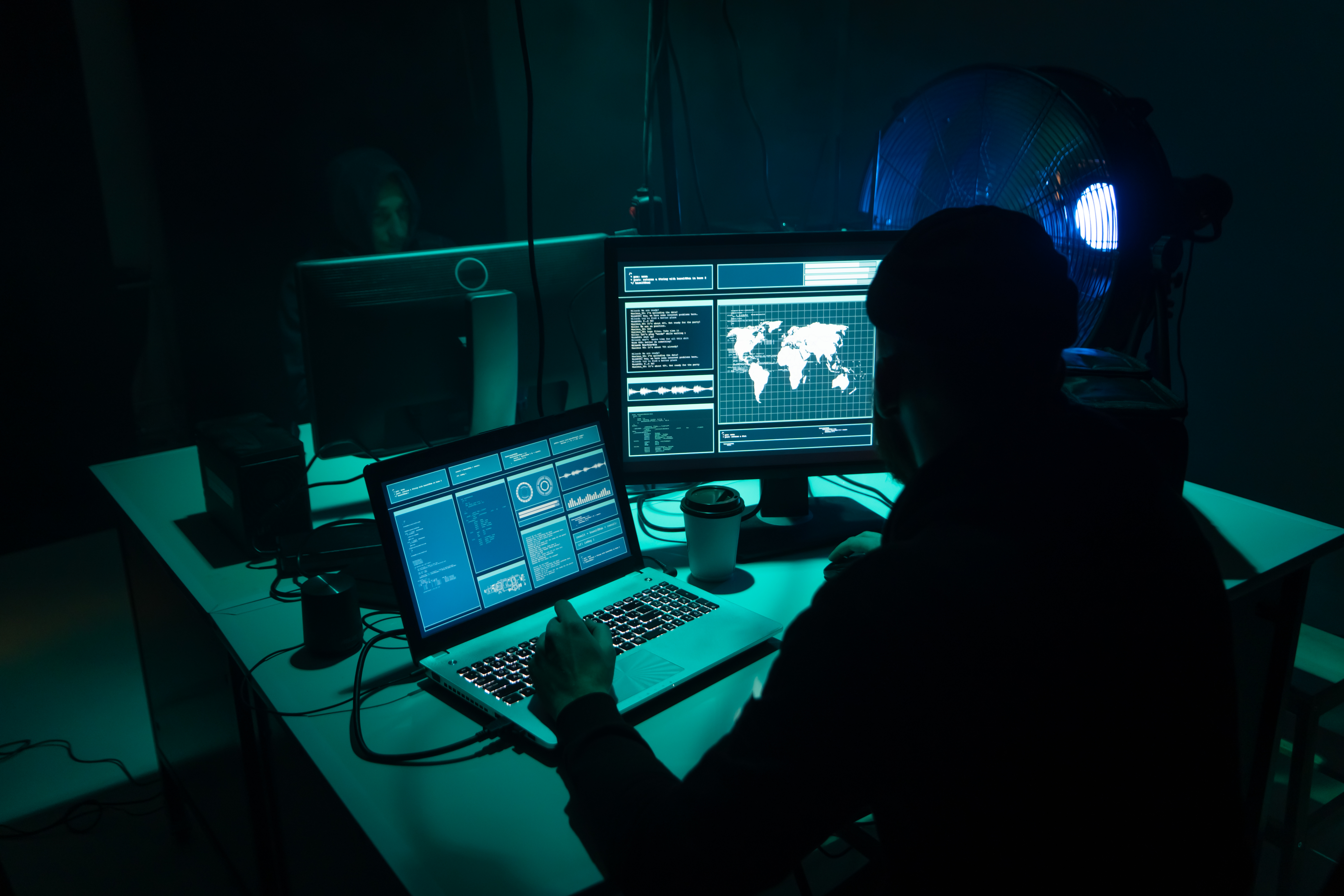 Hackere i mørkt rom 
