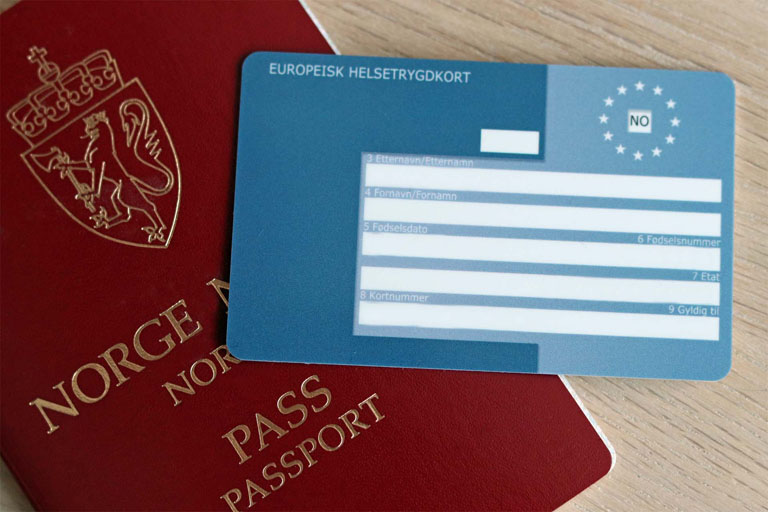 Europeisk helsetrygdkort ligger på et norskt pass