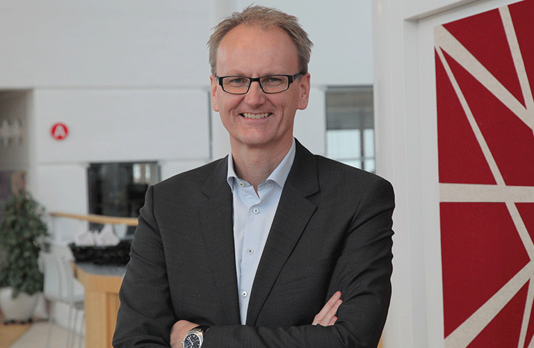 Bilde av Espen Opedal, direktør for Tryg Forsikring i Norge, i et kontorlandskap..