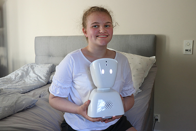 Hannah med skoleroboten på fanget