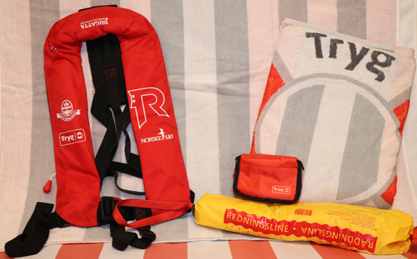 Redningsvest, redningsline, førstehjelpspute og strandhåndklær