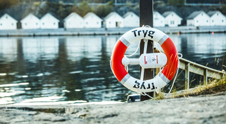 Livbøyen langs sjøen