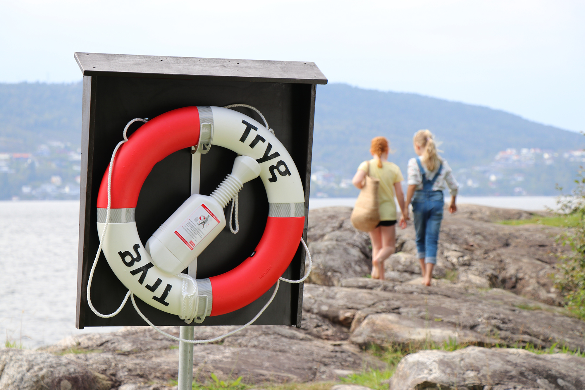 Livbøyen med to jenter i bakgrunnen