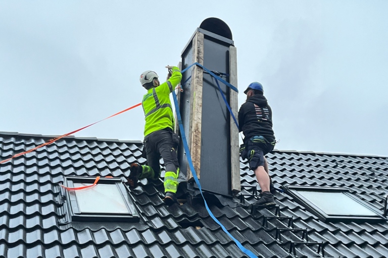 Arbeidere jobber på en ødelagt skorstein etter Amy