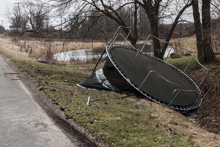 Trampoline som ligger opp ned i en grøft