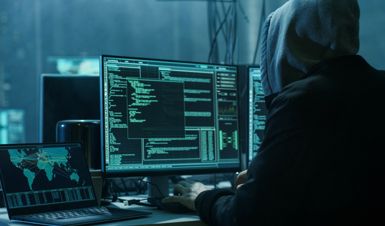 Hacker i hettegenser foran computer