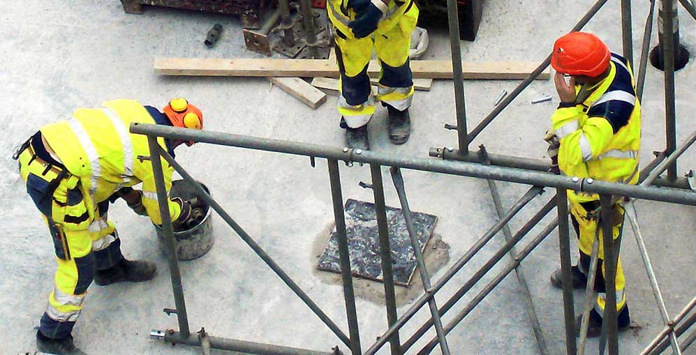 Anleggsarbeidere på byggeplass