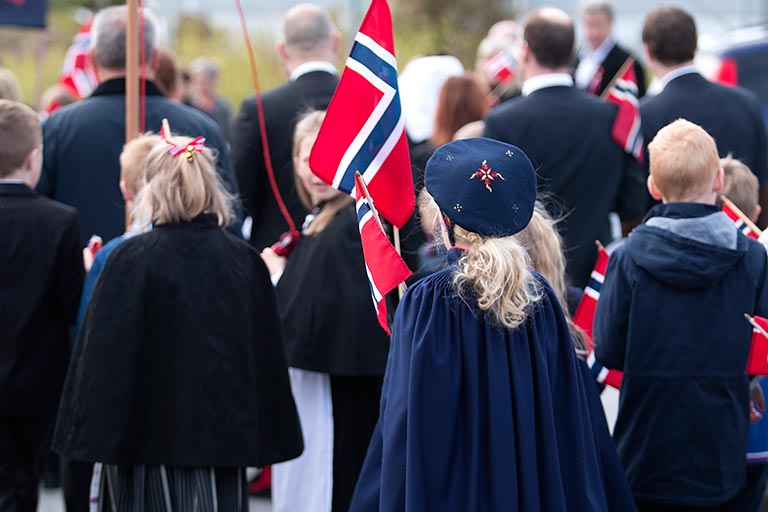 Bunadskledde barn på 17.mai