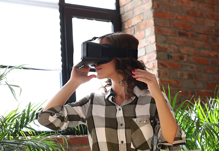 Kvinne med VR-briller