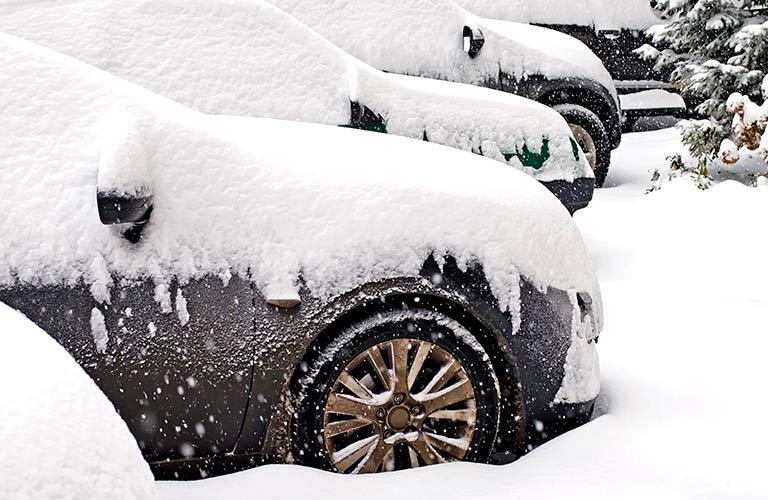 Parkerte biler som er tildekket av snø